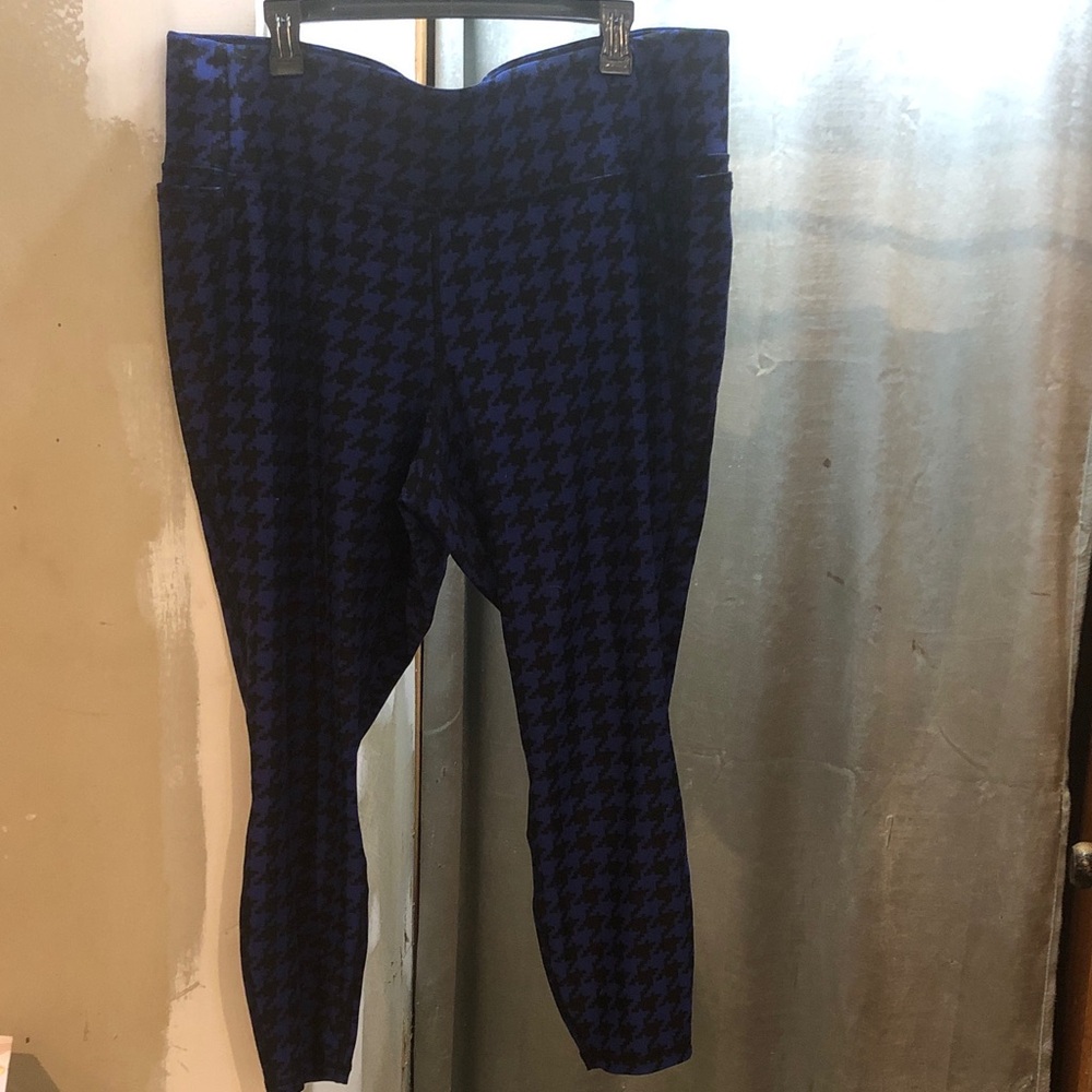 Livi Active Navy and Black Houndstooth Leggings